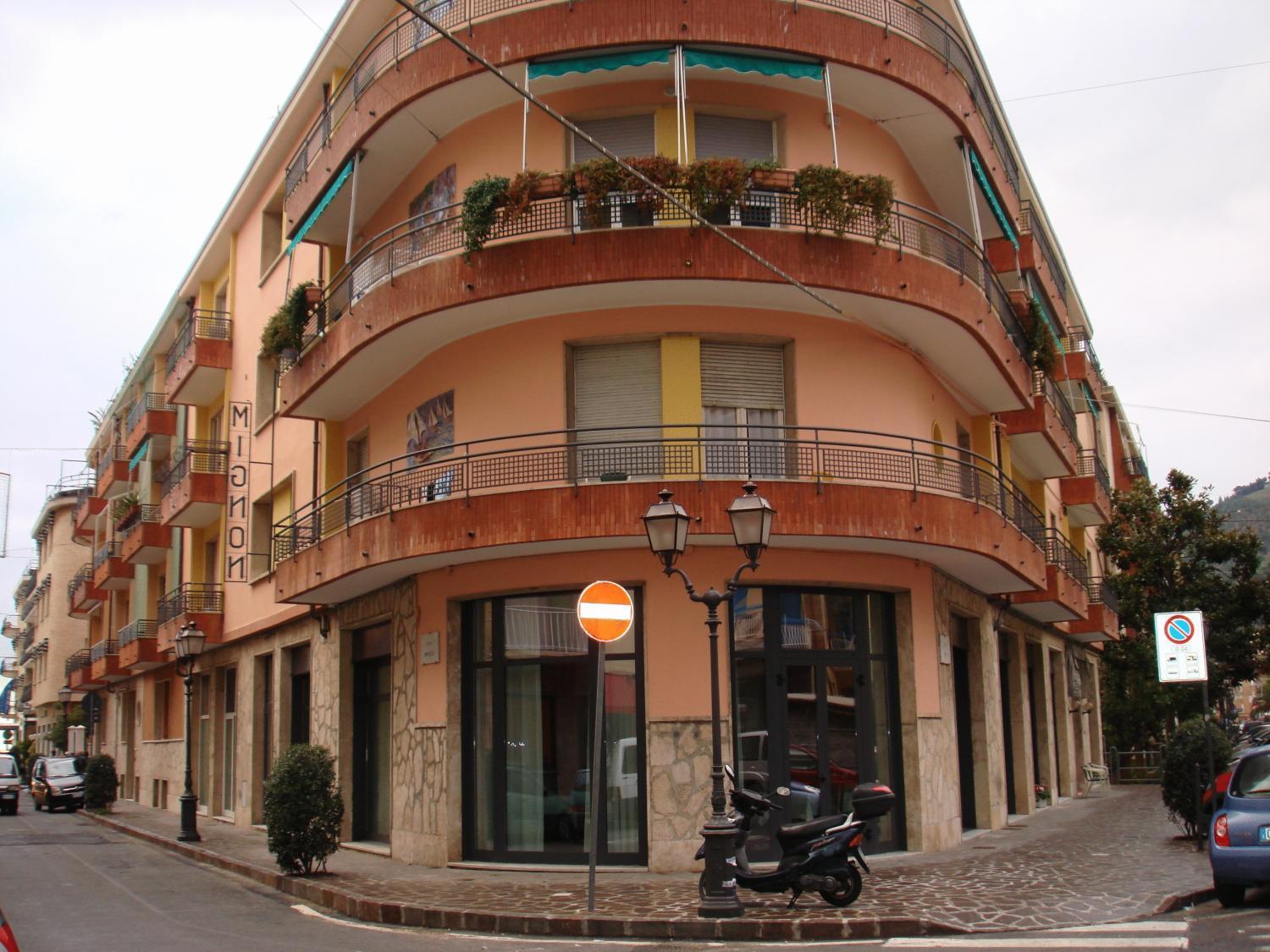 Hotel Mignon 50 Mt Dalla Spiaggia E Dall'Isola Pedonale Alassio Exterior photo
