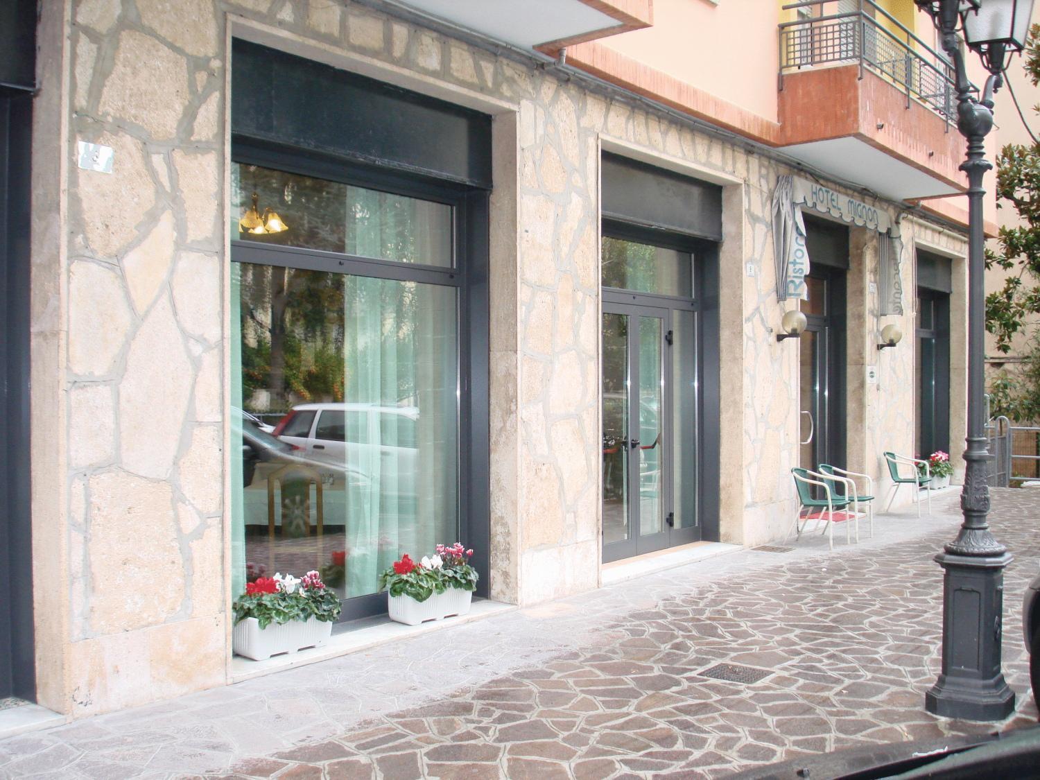 Hotel Mignon 50 Mt Dalla Spiaggia E Dall'Isola Pedonale Alassio Exterior photo
