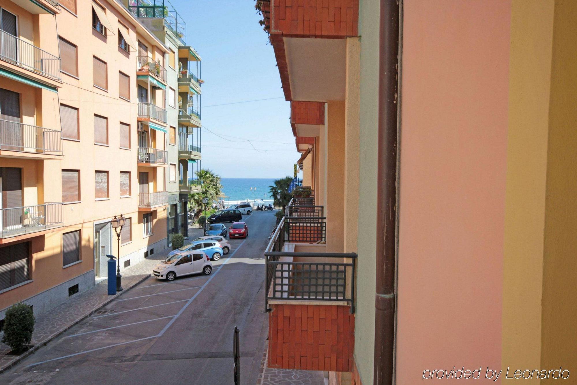 Hotel Mignon 50 Mt Dalla Spiaggia E Dall'Isola Pedonale Alassio Exterior photo