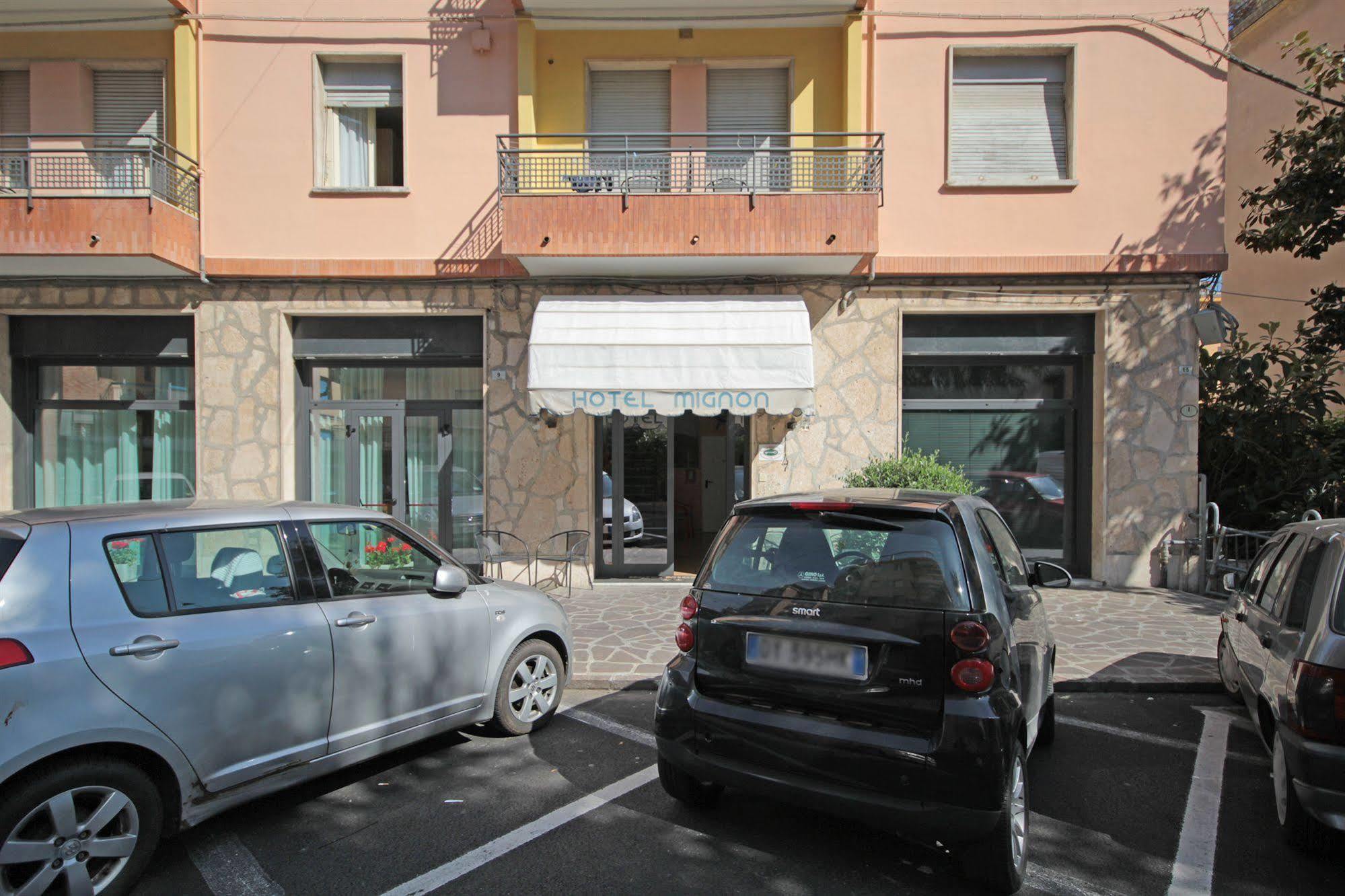 Hotel Mignon 50 Mt Dalla Spiaggia E Dall'Isola Pedonale Alassio Exterior photo